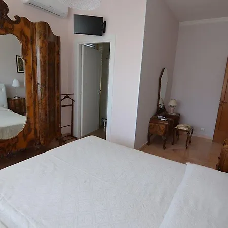 Domus Lupiae 3*
