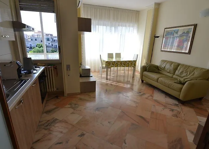 Domus Lupiae לינה וארוחת בוקר לצ'ה